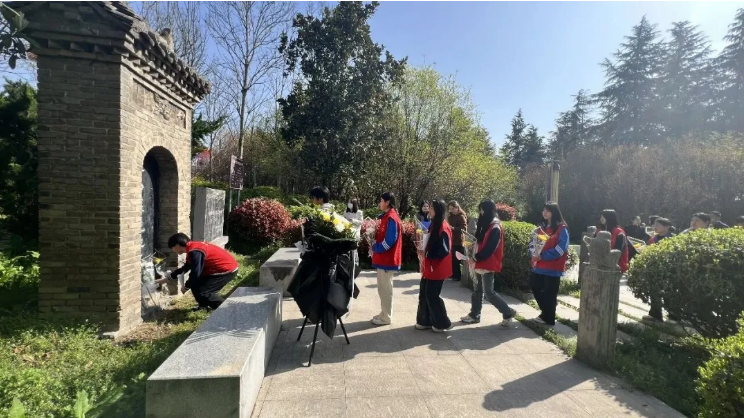 现代服务系开展清明祭扫活动